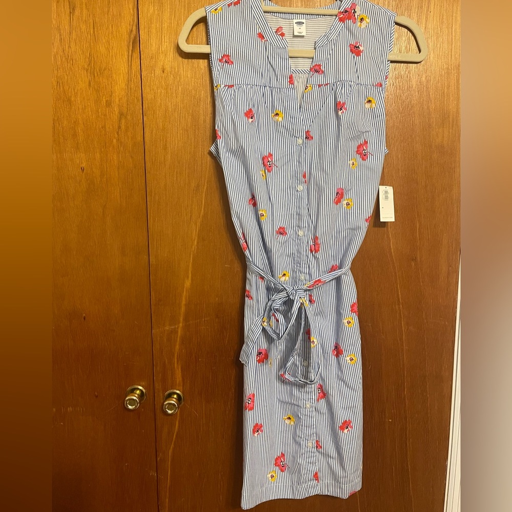 Old Navy Dress
Lightweight Fabric 
Size: Medium 
NWT